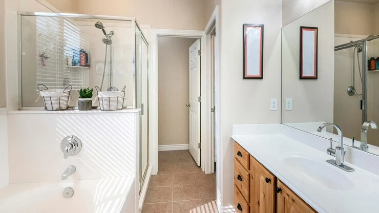 Small bathroom remodeling tips